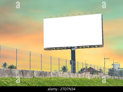 Panneau d'affichage blanc avec un flou de fond de ciel coloré. Avec le chemin de détourage sur l'écran - peut être utilisé pour les salons professionnels, et la publicité ou la publicité pos Banque D'Images