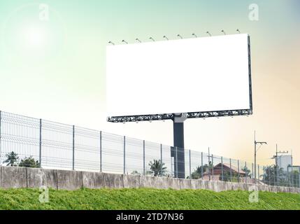 Panneau d'affichage blanc avec un flou de fond de ciel coloré. Avec le chemin de détourage sur l'écran - peut être utilisé pour les salons professionnels, et la publicité ou la publicité pos Banque D'Images