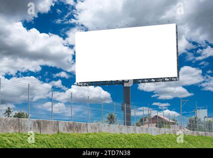 Panneau d'affichage vierge avec un fond de ciel. Avec le chemin de détourage sur l'écran - peut être utilisé pour les salons professionnels, et la publicité ou affiche promotionnelle pour vous. Banque D'Images