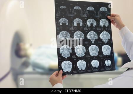 Médecin examiner le film radiographie du cerveau par irm du patient. Banque D'Images