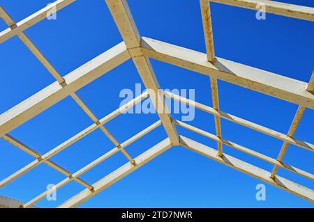 Une structure métallique faite de tuyaux carrés et rectangulaires sur le fond d'un ciel sans nuages Banque D'Images