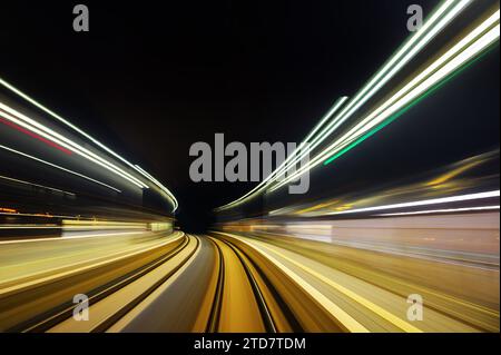 Traces lumineuses d'un train en mouvement rapide, longue exposition Banque D'Images