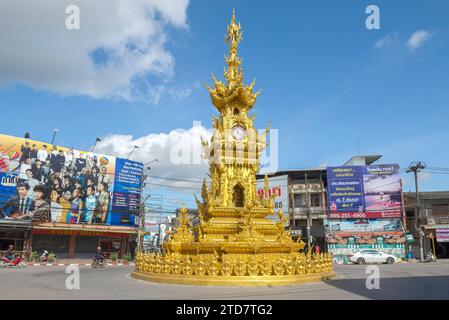 CHIANG RAI, THAÏLANDE - 15 DÉCEMBRE 2018 : Tour de l'horloge dans le paysage urbain par une journée ensoleillée Banque D'Images