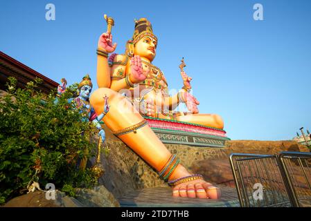 La sculpture géante de Shiva est une journée ensoleillée. Temple hindou Koneswarm Kovil. Trincomalee, Sri Lanka Banque D'Images