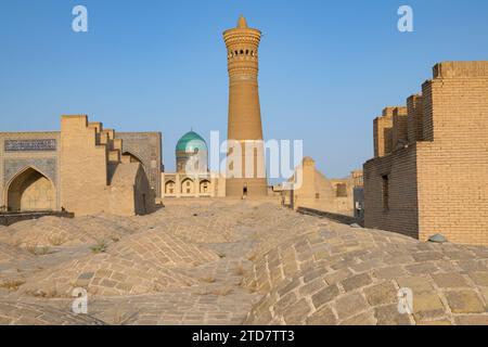 BOUKHARA, OUZBÉKISTAN - 09 SEPTEMBRE 2022 : vue du minaret médiéval de Kalon depuis le toit de la mosquée POI-Kpalyan par une journée ensoleillée Banque D'Images