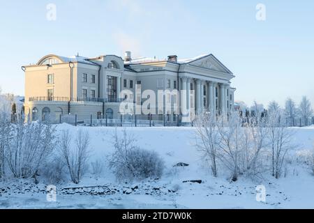 UGLICH, RUSSIE - 07 JANVIER 2023 : Volzhskaya Riviera Hotel par une journée glaciale de janvier Banque D'Images