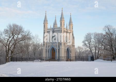 PETERHOF, RUSSIE - 07 DÉCEMBRE 2023 : ancienne chapelle de St. Prince Alexander Nevsky dans un paysage d'hiver un jour de décembre. Alexandria Park Banque D'Images