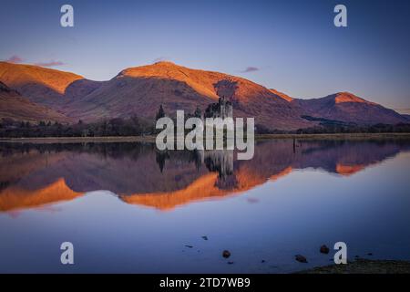 Lever de soleil au château de Kilchurn en Écosse Banque D'Images