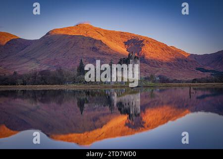 Lever de soleil au château de Kilchurn en Écosse Banque D'Images