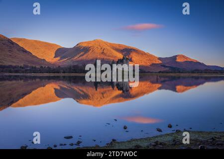 Lever de soleil au château de Kilchurn en Écosse Banque D'Images