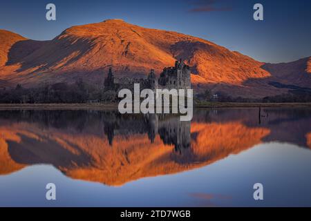 Lever de soleil au château de Kilchurn en Écosse Banque D'Images