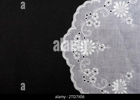 Serviette tricotée blanche à la main vintage isolée sur un fond noir Banque D'Images
