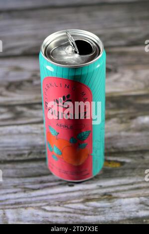 Le Caire, Egypte, décembre 13 2023 : Fayrouz Apple malt Drink CAN, boisson de malt aromatisée naturelle et rafraîchissante qui vous apporte un goût frais à la hauteur Banque D'Images