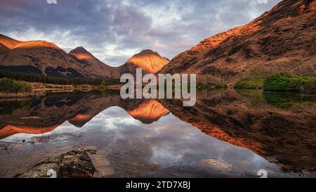 Coucher de soleil à Lochan URR, Glen Etive, Écosse Banque D'Images