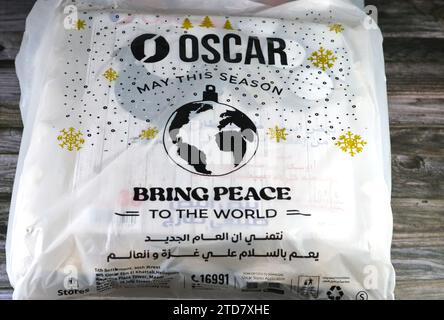 Le Caire, Egypte, décembre 10 2023 : Oscar sacs hypermarché avec la carte du monde de la Terre dessus, avec la phrase mai cette saison apporter la paix au monde, et G. Banque D'Images