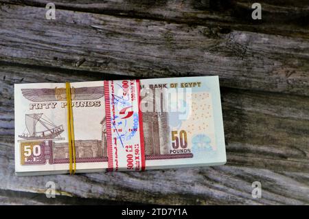 Égypte pile d'argent de livres isolés sur fond de bois, pile de 50 EGP LE cinquante livres d'argent égyptien avec une image de la mosquée d'Abou Hurayba, Banque D'Images