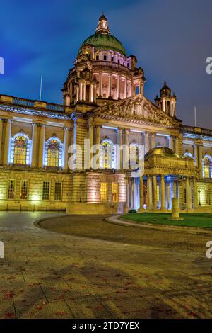 Le magnifique hôtel de ville de Belfast illuminé au crépuscule Banque D'Images