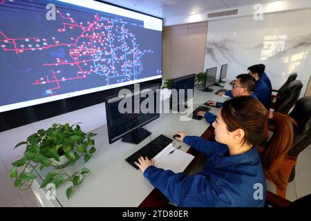 ZAOZHUANG, CHINE - 17 DÉCEMBRE 2023 - les travailleurs surveillent l'approvisionnement en chaleur des communautés résidentielles et des unités d'un centre de contrôle de l'approvisionnement en chaleur à Zaozhua Banque D'Images