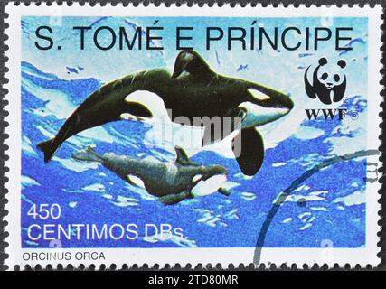 Timbre-poste annulé imprimé par São Tomé et Príncipe, représentant l'épaularde (Orcinus orca), Fonds mondial pour la nature (WWF) 1992, vers 1992. Banque D'Images