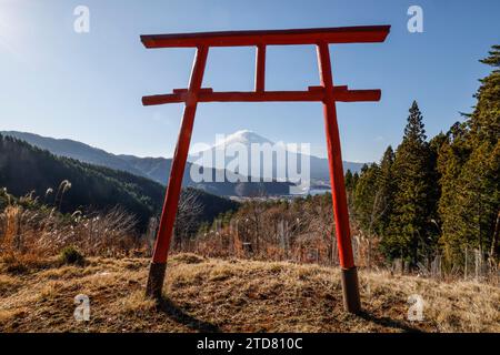 TORRI PORTE TENKU NO TOORII FACE AU MONT FUJI Banque D'Images