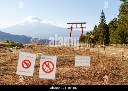 TORRI PORTE TENKU NO TOORII FACE AU MONT FUJI Banque D'Images