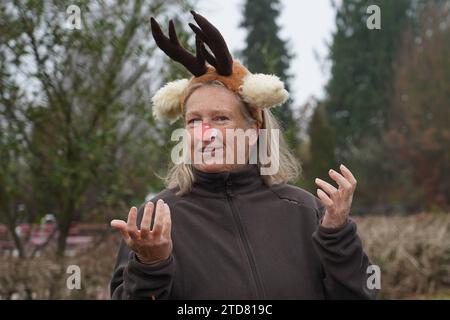 Schwimmbadleiterin Elke Sparkuhl BEI der Begrüßung zum Adventsschwimmen - 17.12.2023 Trebur : Adventsschwimmen im Fritz-Becker Bad *** Gestionnaire de piscine Elke Sparkuhl Bienvenue à la nage de l'Avent 17 12 2023 Trebur nage de l'Avent à Fritz Becker Bad Banque D'Images