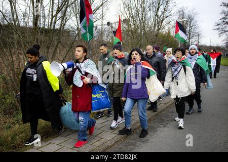 Leiden, pays-Bas. 17 décembre 2023. LEIDEN - participants lors d'une marche pour Gaza. La Nakba Loop emmène les participants de Leiden à la Cour pénale internationale à la Haye. Avec la marche, les organisateurs veulent montrer leur solidarité avec les Palestiniens de la bande de Gaza. ANP RAMON VAN flymen netherlands Out - belgique Out Credit : ANP/Alamy Live News Banque D'Images