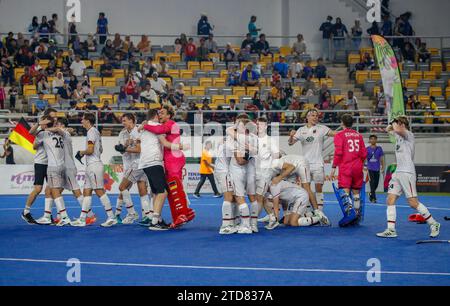 Kuala Lumpur, Malaisie. 16 décembre 2023. Les joueurs de l'équipe d'Allemagne célèbrent après la victoire sur la France dans le match final lors de la coupe du monde junior de hockey masculin FIH Malaisie 2023 entre l'Allemagne et la France au Stade national de hockey Bukit Jalil. Score final ; Allemagne 2:1 France crédit : SOPA Images Limited/Alamy Live News Banque D'Images