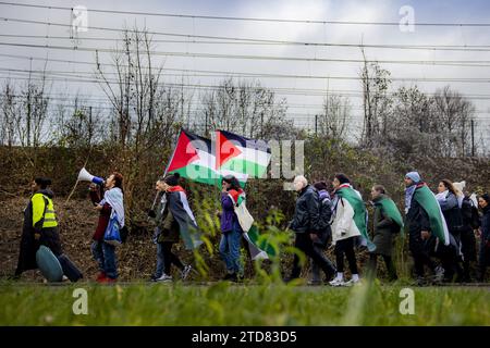 Leiden, pays-Bas. 17 décembre 2023. LEIDEN - participants lors d'une marche pour Gaza. La Nakba Loop emmène les participants de Leiden à la Cour pénale internationale à la Haye. Avec la marche, les organisateurs veulent montrer leur solidarité avec les Palestiniens de la bande de Gaza. ANP RAMON VAN flymen netherlands Out - belgique Out Credit : ANP/Alamy Live News Banque D'Images