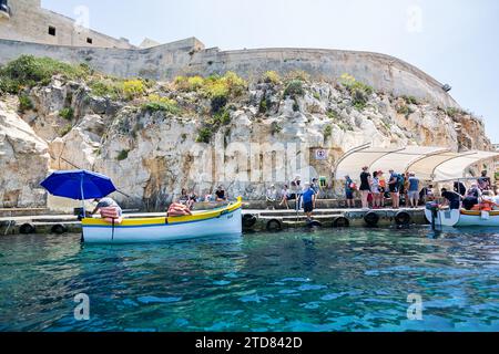 Zurrieq, Malte - 18 juin 2023 : Port où sont embarqués les touristes visitant la Grotte Bleue. Banque D'Images