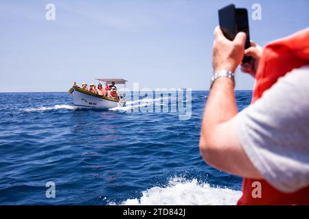 Zurrieq, Malte - 18 juin 2023 : bateau plein de touristes transportés à Luzzu vers la Grotte Bleue, Malte. Banque D'Images