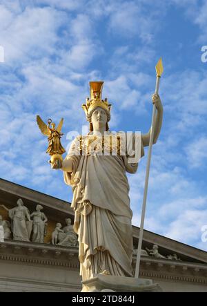 La statue de Pallas Athéna avec fond de ciel bleu devant le Parlement à Vienne, Autriche Banque D'Images