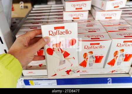 Tyumen, Russie-04 novembre 2023 : Raffaello est une confiserie aux amandes et noix de coco fabriquée par Ferrero. Mise au point sélective Banque D'Images