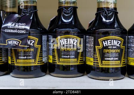Tyumen, Russie-04 novembre 2023 : sauce au soja Heinz à vendre dans un supermarché ou un hypermarché. Mise au point sélective Banque D'Images
