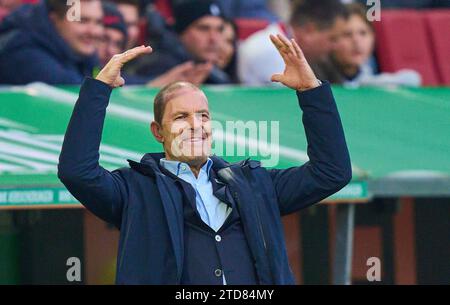 Augsbourg, Allemagne. 16 décembre 2023. Jess Thorup, entraîneur de la FCA, Manager de l'équipe, dans le match FC AUGSBURG - BORUSSIA DORTMUND 1-1 le 16 décembre 2023 à Augsburg, Allemagne. Saison 2023/2024, 1.Bundesliga, FCA, BVB, match 15, 15.Spieltag © Peter Schatz / Alamy Live News - LA RÉGLEMENTATION DFL INTERDIT TOUTE UTILISATION DE PHOTOGRAPHIES comme SÉQUENCES D'IMAGES et/ou QUASI-VIDÉO - crédit : Peter Schatz/Alamy Live News Banque D'Images