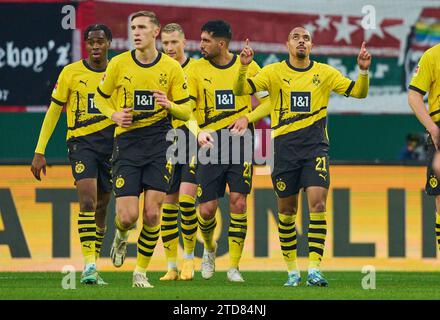 Augsbourg, Allemagne. 16 décembre 2023. Donyell Malen, BVB 21 célèbre son but, heureux, rire, célébration, 1-1 avec Nico Schlotterbeck, BVB 4 Emre CAN, BVB 23 Jamie Bynoe-Gittens, BVB 43 dans le match FC AUGSBURG - BORUSSIA DORTMUND 1-1 le 16 décembre 2023 à Augsburg, Allemagne. Saison 2023/2024, 1.Bundesliga, FCA, BVB, match 15, 15.Spieltag © Peter Schatz / Alamy Live News - LA RÉGLEMENTATION DFL INTERDIT TOUTE UTILISATION DE PHOTOGRAPHIES comme SÉQUENCES D'IMAGES et/ou QUASI-VIDÉO - crédit : Peter Schatz/Alamy Live News Banque D'Images