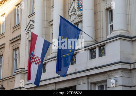 Drapeau croate et drapeau européen (drapeau de l'Union européenne) sur un bâtiment à Zagreb, Croatie Banque D'Images