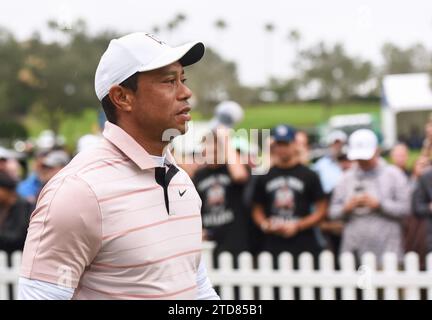 Orlando, États-Unis. 16 décembre 2023. Tiger Woods attend de jouer sur le premier trou lors de la première manche du championnat PNC au Ritz-Carlton Golf Club à Orlando. Crédit : SOPA Images Limited/Alamy Live News Banque D'Images