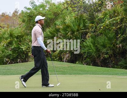 Orlando, États-Unis. 16 décembre 2023. Tiger Woods franchit le neuvième green lors de la première manche du championnat PNC au Ritz-Carlton Golf Club à Orlando, en Floride. Crédit : SOPA Images Limited/Alamy Live News Banque D'Images