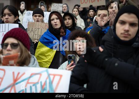 Kiev, Ukraine. 16 décembre 2023. Les militants écoutent les discours lors d’une manifestation dénonçant la corruption et appelant à un meilleur financement des forces armées devant le bureau de l’administration municipale à Kiev. Les manifestants exigent une augmentation des dépenses de défense sur le budget local. (Photo Oleksii Chumachenko/SOPA Images/Sipa USA) crédit : SIPA USA/Alamy Live News Banque D'Images