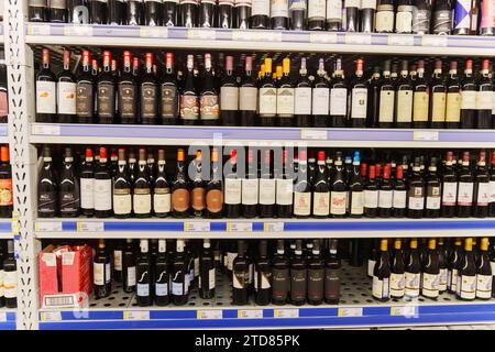Tyumen, Russie-11 décembre 2023 : Metro Cash Carry Supermarket. Une vitrine avec du vin dans l'assortiment. Banque D'Images