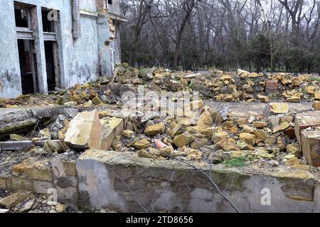 Bâtiment détruit qui s'est effondré. Matériel de détruit. Zone catastrophique. Tremblement de terre. Maroc. Israël. Palestine. Guerre. Afghanistan. Hamas. Tel Aviv Banque D'Images