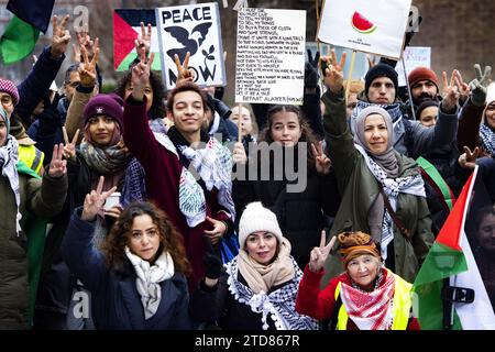 Leiden, pays-Bas. 17 décembre 2023. LEIDEN - participants lors d'une marche pour Gaza. La Nakba Loop emmène les participants de Leiden à la Cour pénale internationale à la Haye. Avec la marche, les organisateurs veulent montrer leur solidarité avec les Palestiniens de la bande de Gaza. ANP RAMON VAN flymen netherlands Out - belgique Out Credit : ANP/Alamy Live News Banque D'Images