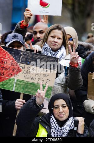 Leiden, pays-Bas. 17 décembre 2023. LEIDEN - participants lors d'une marche pour Gaza. La Nakba Loop emmène les participants de Leiden à la Cour pénale internationale à la Haye. Avec la marche, les organisateurs veulent montrer leur solidarité avec les Palestiniens de la bande de Gaza. ANP RAMON VAN flymen netherlands Out - belgique Out Credit : ANP/Alamy Live News Banque D'Images