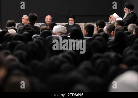 16 décembre 2023, Téhéran, Iran : le Guide suprême iranien, l'ayatollah ALI KHAMENEI (à droite), assiste à la cérémonie de deuil à l'occasion de l'anniversaire du martyre de Fatima bint Muhammad, la fille du prophète islamique Muhammad, à Téhéran. (Image de crédit : © Bureau du leader suprême iranien via ZUMA Press Wire) USAGE ÉDITORIAL SEULEMENT! Non destiné à UN USAGE commercial ! Banque D'Images