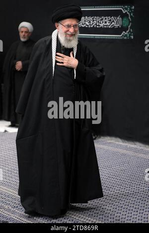 16 décembre 2023, Téhéran, Iran : le Guide suprême iranien, l'ayatollah ALI KHAMENEI, assiste à la cérémonie de deuil à l'occasion de l'anniversaire du martyre de Fatima bint Muhammad, la fille du prophète islamique Muhammad, à Téhéran. (Image de crédit : © Bureau du leader suprême iranien via ZUMA Press Wire) USAGE ÉDITORIAL SEULEMENT! Non destiné à UN USAGE commercial ! Banque D'Images