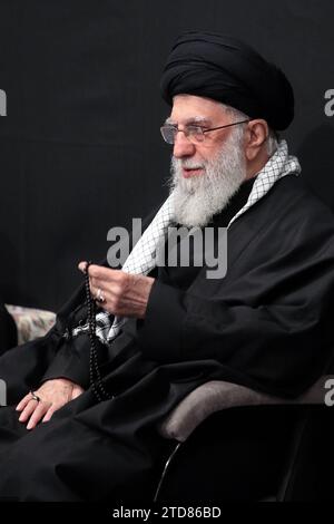 16 décembre 2023, Téhéran, Iran : le Guide suprême iranien, l'ayatollah ALI KHAMENEI, assiste à la cérémonie de deuil à l'occasion de l'anniversaire du martyre de Fatima bint Muhammad, la fille du prophète islamique Muhammad, à Téhéran. (Image de crédit : © Bureau du leader suprême iranien via ZUMA Press Wire) USAGE ÉDITORIAL SEULEMENT! Non destiné à UN USAGE commercial ! Banque D'Images