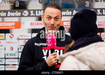 Alexander Ende (SC Verl, entraîneur) im Interview mit Magenta Sport GER, SC Verl vs SSV Ulm 1846, Fussball, 3. Liga, 19. Spieltag, Spielzeit 2023/2024, 16.12.2023 les règlements de la LDF interdisent toute utilisation de photographes comme séquences d'images et/ou quasi-vidéo. Photo : Eibner-Pressefoto / Jan Strohdiek Banque D'Images