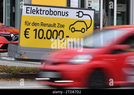 Umweltbonus : Die Foerderung fuer E-Autos endet Bundesregierung kuendigt nun Ende der Foerderung zum 17. Dezember an. Themenbild Elektromonus fuer den Umstieg auf E-Autos. Hinweisschild,Tafel steht auf einem Anhaenger auf einer vielbefahrenen Strasse dans Muenchen Trudering vor einem Renault Autohaus. Elektromonus fuer den Renaulz Zoe 10000 Euro,zehntausend, Auto,Autos,automobile,E-Auto,Foerderung,subvention, *** Bonus environnemental la subvention pour les voitures électriques se termine le gouvernement fédéral annonce maintenant la fin de la subvention le 17 décembre photo thème Bonus électrique pour le passage aux voitures électriques Sign, board STA Banque D'Images