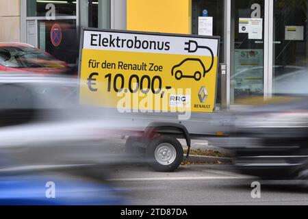 Umweltbonus : Die Foerderung fuer E-Autos endet Bundesregierung kuendigt nun Ende der Foerderung zum 17. Dezember an. Themenbild Elektromonus fuer den Umstieg auf E-Autos. Hinweisschild,Tafel steht auf einem Anhaenger auf einer vielbefahrenen Strasse dans Muenchen Trudering vor einem Renault Autohaus. Elektromonus fuer den Renaulz Zoe 10000 Euro,zehntausend, Auto,Autos,automobile,E-Auto,Foerderung,subvention, *** Bonus environnemental la subvention pour les voitures électriques se termine le gouvernement fédéral annonce maintenant la fin de la subvention le 17 décembre photo thème Bonus électrique pour le passage aux voitures électriques Sign, board STA Banque D'Images